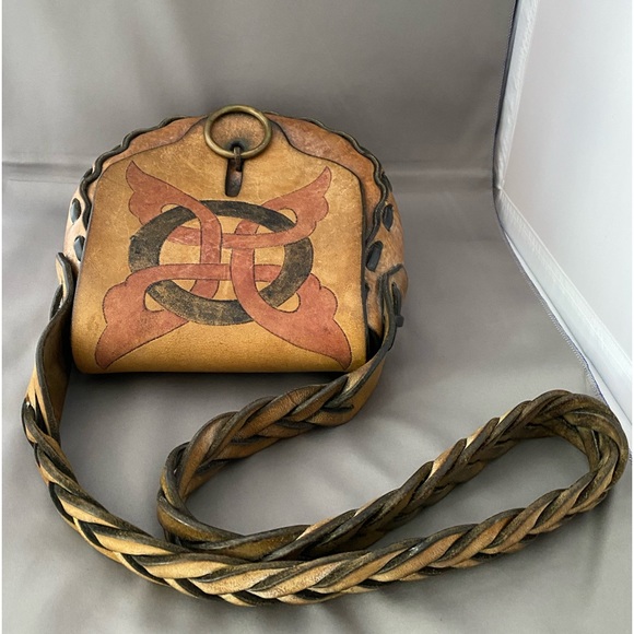Vintage Handmade 1970’s leather crossbody bag braided strap tooled Celtic knot - Picture 4 of 16